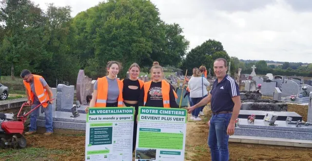 photo  les panneaux d’information vont être posés sur la grille du cimetière pour expliquer sa végétalisation.  &copy;  ouest-france 