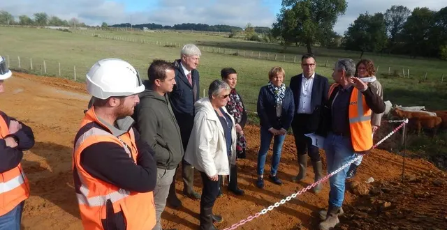 photo  les élus sont venus découvrir le chantier de la déviation de vaas.  &copy;  le maine libre 