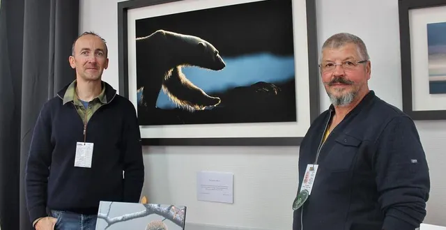 photo  le photographe breton jean-marie séveno et le président de l’a2p72 michel lhérault devant l’un des clichés exposés dans la salle du pont neuf, à asnières-sur-vègre.  &copy;  ouest-france 