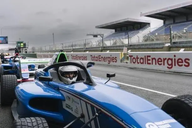 photo depielo au volant d’une f4 lors de la préparation sur le circuit bugatti.  ©  aco