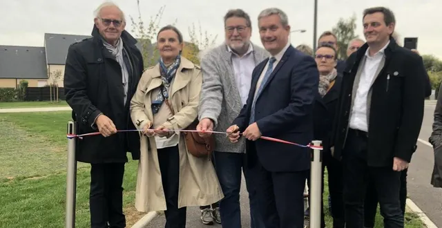 photo  les élus, le maire d’argentan (orne) et la sous-préfète étaient présents pour couper symboliquement le ruban tricolore et marquer l’inauguration de la rue charlotte-corday.  &copy;  ouest-france 