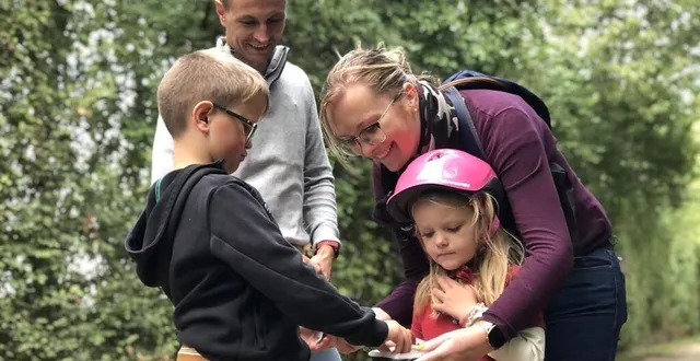 photo  saint-rémy-du-val, dimanche 25 septembre 2022. lucas, ludovic, elaine et emma, ont passé plus d’une heure sur la voie verte du maine saosnois où ils ont trouvé quatre caches, une vraie quête pour les deux enfants.  &copy;  le maine libre 