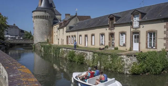 photo  de mai à septembre, vous pouvez découvrir la ferté-bernard grâce aux bateaux électriques qui sillonnent ses canaux.  &copy;  archives ouest-france 