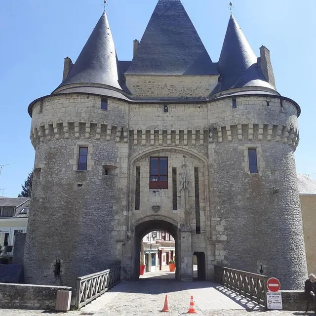 La porte Saint-Julien à La Ferté-Bernard, un passage vers la rue d’Huisne et ses commerces. Archives Ouest-France photo la porte saint-julien à la ferté-bernard, un passage vers la rue d’huisne et ses commerces. © archives ouest-france