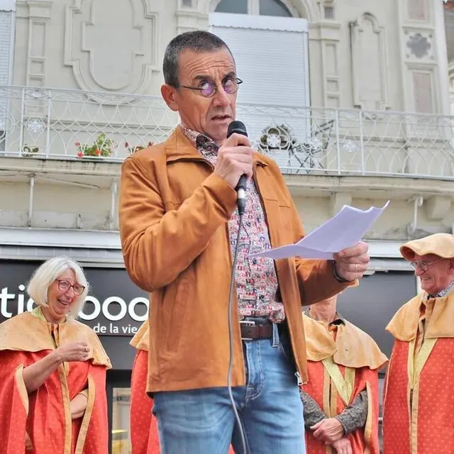 photo le discours de l’humoriste paulo, truffé de références locales, a fait rire aux éclats les membres de la confrérie et le public présent.  ©  ouest-france