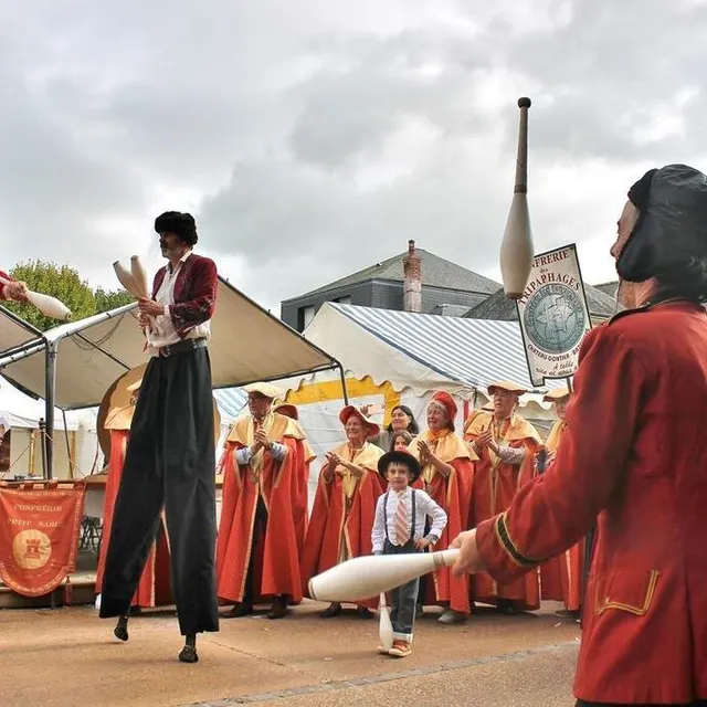 photo des échassiers et des jongleurs ont animé le défilé des confréries invitées, dans les rues de sablé-sur-sarthe, comme ici place dom-guéranger, où avait lieu le repas du midi.  ©  ouest-france