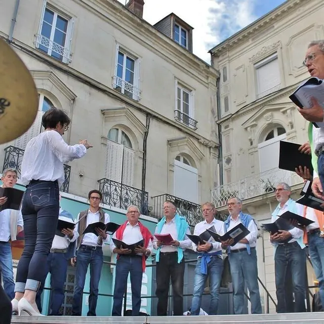 photo le chœur d’hommes la cantonade a interprété pour la première fois l’hymne du petit sablé écrit par françois vellard, membre de la confrérie.  ©  ouest-france
