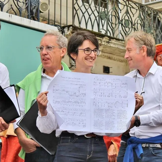 photo gwenaëlle lucas, la cheffe du chœur la cantonade, a reçu la partition de l’hymne du petit sablé écrite par françois vellard, membre de la confrérie.  ©  ouest-france