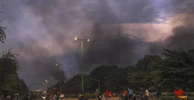 photo  de la fumée s’échappe de l’ambassade de france à ouagadougou, au burkina faso, samedi 1er octobre 2022.  &copy;  assane ouedraogo / epa/maxppp 