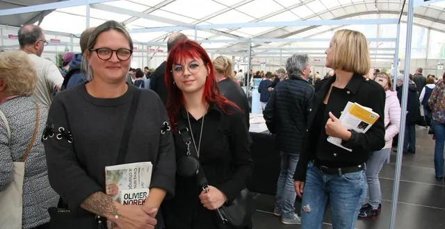 photo  de gauche à droite, tiphaine maugé et chanel collin. la première est venue voir l’auteur olivier norek, tandis que la deuxième veut rencontrer l’animateur patrick sébastien, ce dimanche 2 octobre 2022, au salon du livre au mans (sarthe), dans le cadre du festival faites lire !  &copy;  ouest-france 