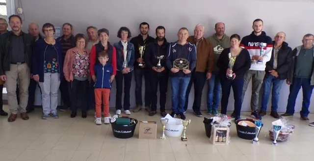 photo  les lauréats du comice 2022 et une plaque-souvenir pour la commune, remise à vincent six, le maire (au centre).  &copy;  ouest-france 