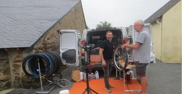 photo  jean-pierre, un habitant, n’a eu qu’à traverser la place pour apporter à damiensa roue de vélo.  &copy;  ouest-france 
