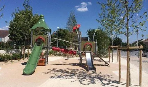 photo  l’aire de jeu, qui sera installée devant la salle polyvalente, devrait ressembler à celle-ci.  &copy;  ouest-france 