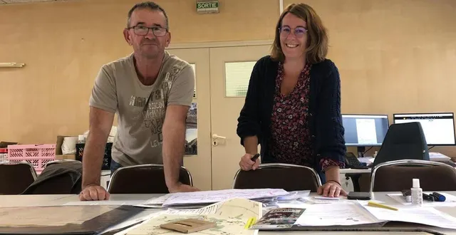 photo  antoine gérard et vanessa letessier, respectivement commissaire général et secrétaire du comité d’organisation de la foire de montilly-sur-noireau, en train de préparer l’édition 2022 de la deuxième foire de normandie.  &copy;  ouest-france 