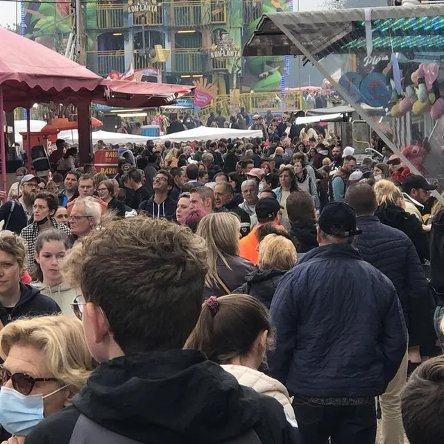 photo en début d’après-midi, ce dimanche 10 octobre, les visiteurs étaient nombreux à parcourir les allées de la fête foraine, à montilly-sur-noireau.  ©  archives ouest-france