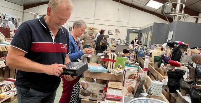 photo  la vie des greniers, dépôt-vente à condé-sur-sarthe, près d’alençon (orne), fait le bonheur des chineurs.  &copy;  ouest-france 