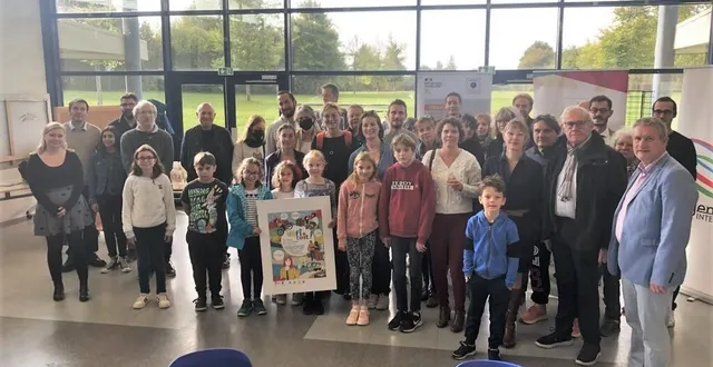 photo  certaines familles ayant participé à « défi toit ! » pendant six mois, sont venues lors de la clôture de cet événement où étaient présents frédéric leveillé, le maire d’argentan, clotilde michel, adjointe à l’urgence climatique et guillaume lefrançois, directeur régional délégué de l’ademe normandie.  &copy;  ouest-france 