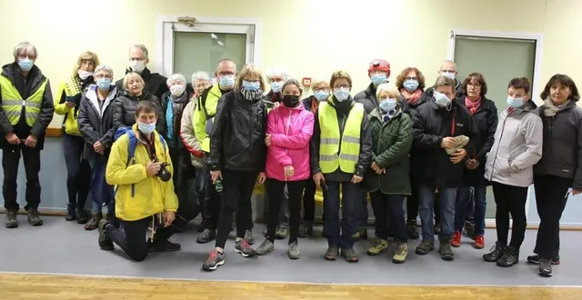 photo  bertrand linquette, président, genou à terre, à gauche, accompagné de marcheurs.  &copy;  le maine libre 