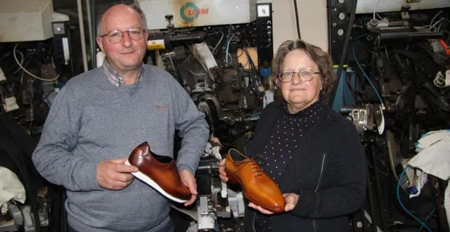 photo  joseph malinge et sa sœur jumelle chantal soreau fabriquent des chaussures de luxe dans leur atelier, à la tourlandry (chemillé-en-anjou).  &copy;  ouest-france 