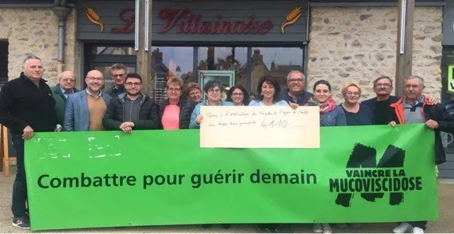 photo  lors de la remise du chèque devant les commerces.  &copy;  le maine libre 