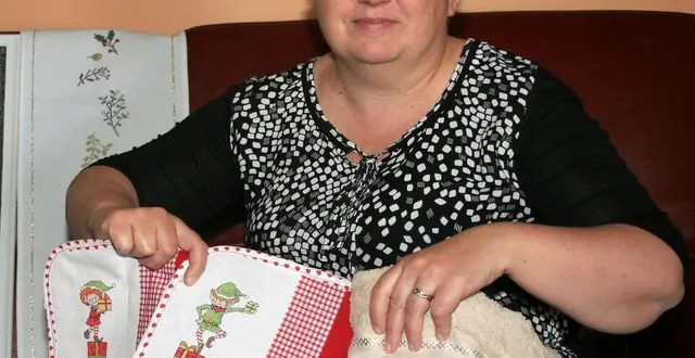 photo  christelle lehoux la présidente présente quelques-unes de ses réalisations.  &copy;  le maine libre 