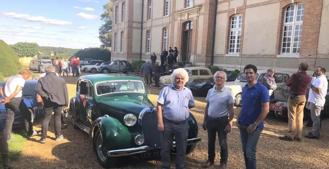 photo  alain grémillon, didier bezannier et pierre-emmanuel lecot dans la cour du château de lauresse.  &copy;  le maine libre 
