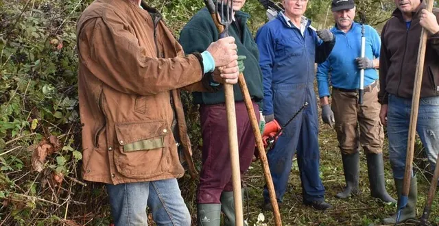 photo  ils ont défriché 800 m de chemin pour le rouvrir aux piétons et aux vtt  &copy;  le maine libre 