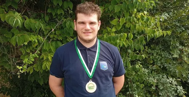 photo  thomas guichet, membre du mans bridge-club depuis ses 8 ans, est fier de sa médaille d’or.  &copy;  ouest-france 