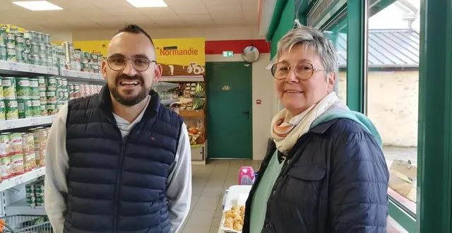 photo  florian jarry, nouvel épicier, et nathalie jamet, cliente, en ce jour d’ouverture.  &copy;  ouest-france 