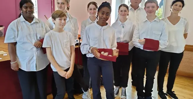 photo  sept adolescents du pays lucéen ont assuré le service lors du repas des têtes blanches offert par le ccas.  &copy;  le maine libre 