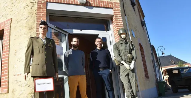 photo  erik lemaître et cyril dulompont, deux passionnés d’histoire, devant le musée de la paix.  &copy;  le maine libre 