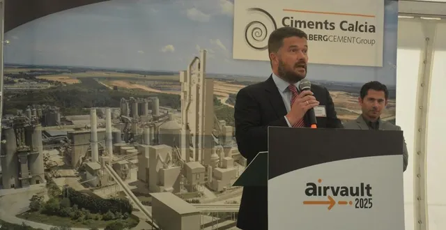 photo  représentant du conseil d’administration de heidelbergcement, jon morrish a détaillé l’engagement fort du groupe allemand, au bénéfice du site calcia à airvault.  &copy;  co – fabien gouault 