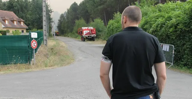 photo  un gendarme, lorsque l’incendie menaçait la commune de ruaudin (sarthe), le 19 juillet 2022.  &copy;  archives ouest-france 
