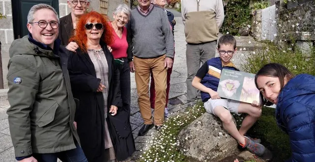 photo  en plein centre bourg, michèle et philippe manson ont offert un spécimen rare d’hémérocalle, créé par un pépiniériste et planté par virginie lebossé, responsable du fleurissement du village.  &copy;  ouest-france 