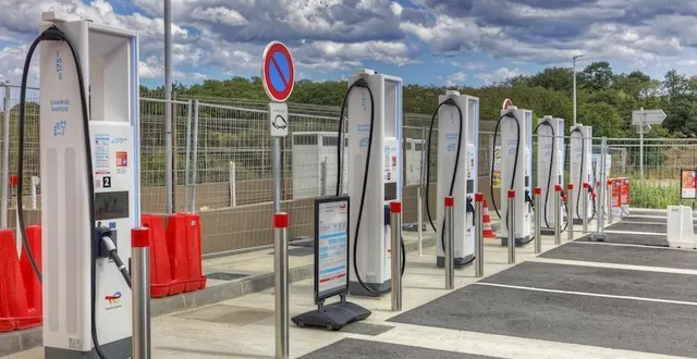 photo  la station totalenergies sargé- le mans nord est désormais équipée de bornes de recharge électrique haute puissance.  &copy;  photo totalenergies 