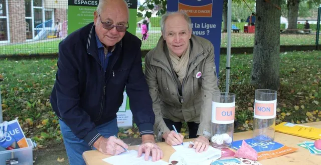 photo  francis belluau, maire de marolles-les-braults, et jackie collet, président départemental de la ligue contre le cancer, ont signé une convention?.  &copy;  le maine libre 