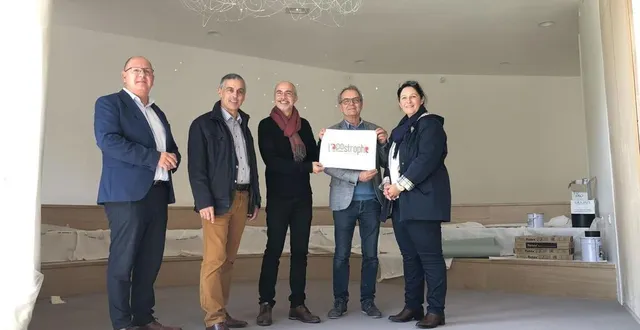 photo  roland bouchon, le directeur de l’action culturelle du pays sabolien, entouré des élus, a présenté le logo de l’apostrophe.  &copy;  ouest-france 