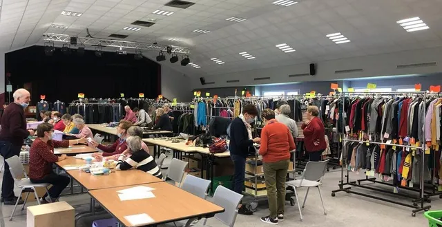 photo  la salle des fêtes de solesmes va se muer de dépôt en salle de vente en l’espace d’une journée, afin d’être opérationnelle pour le week-end dédié à la vente des vêtements, chaussures et autres accessoires.  &copy;  ouest-france 
