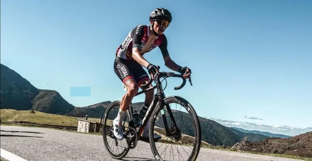 photo  mathys rondel a arrêté ses études pour s’investir à 100 % dans le cyclisme.  &copy;  cassandradonnephotographies 