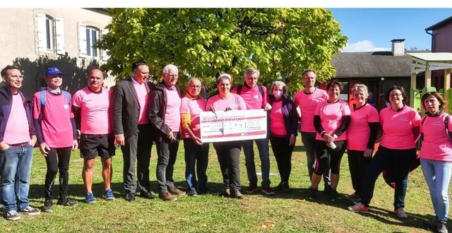 photo  la remise, par les organisateurs, d’un chèque d’une valeur de 5 500 € au profit de la ligue contre le cancer.  &copy;  passion photo running 