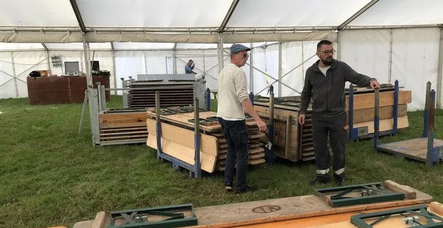 photo  dans l’allée des grilleurs, on prépare les bancs et les tables avant la foire de montilly-sur-noireau, dans l’orne.  &copy;  ouest-france 