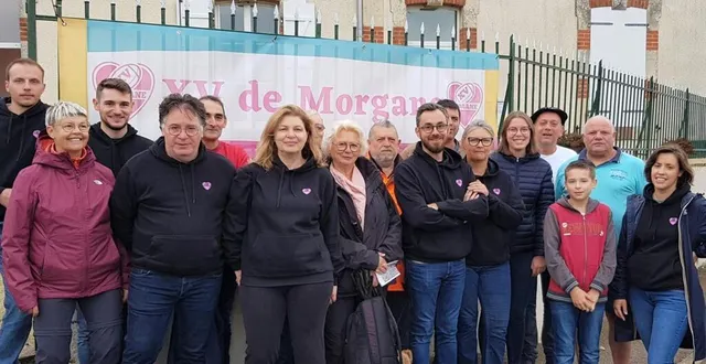 photo  loïc crinier, maire de jauzé, stéphane moriceau, président du comité des fêtes accompagnés des membres de l’association et d’une partie de marcheurs, tous heureux de participer a cet élan de solidarité.  &copy;  le maine libre 
