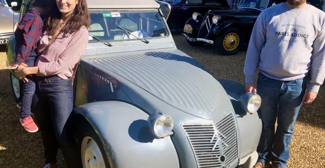 photo  le couple foucault, avec leur fils lubin, devant leur 2 cv de collection au château de lauresse le 18 septembre dernier.  &copy;  le maine libre 