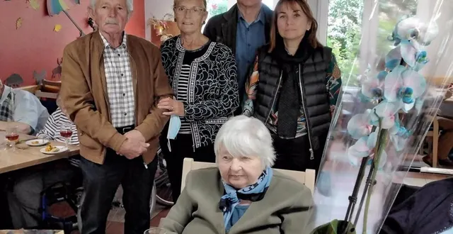 photo  marie-thérèse jardin, entourée de son fils olivier et de claudine, sa belle-fille ; du maire, michel briffault, et la directrice de l’ehpad, élisabeth guillot.  &copy;  ouest-france 