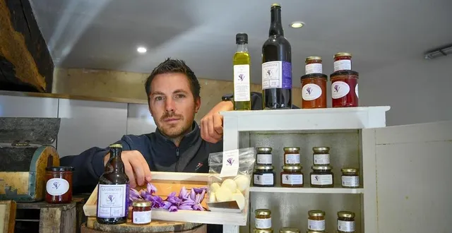 photo  saint-célerin, mardi 4 octobre 2022. bière, confiture, huile de colza, confit, meringue, vinaigre de cidre… benoît jardin, producteur de safran, a élaboré des produits transformés.  &copy;  le maine libre – yvon loue 