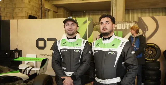 photo  squeezie et gotaga patientent dans les stands du circuit bugatti au mans (sarthe) avant la séance d’essais libres du gp explorer, samedi 8 octobre 2022.  &copy;  ouest-france 