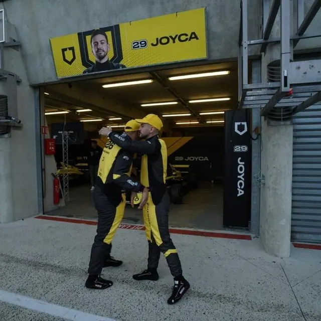 photo joyca et théobabac s’encouragent avant les essais libres.  ©  ouest-france