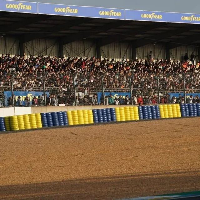 photo les tribunes du circuit bugatti au mans (sarthe) sont bien garnies pour le gp explorer.  ©  photo : ouest-france