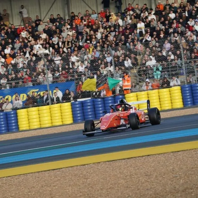 photo les monoplaces apparaissent pour la première fois avec leur covering devant du public.  ©  photo : ouest-france