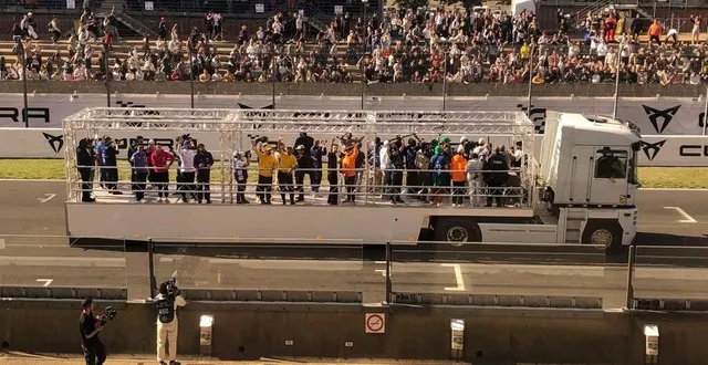 photo  les pilotes amateurs du gp explorer ont remonté les 4,2 km du circuit bugatti à la manière des champions de f1.  &copy;  le maine libre 